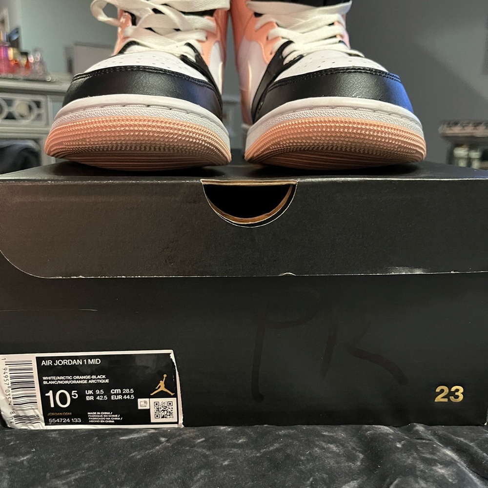Air Jordan 1 mid / 10.5 / white artic  orange / black . Like new with box